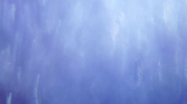 Parlayan soğuk bokeh, karanlıkta ışık parçacıkları darbeler. 