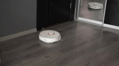 Modern robotik elektrikli süpürge laminat zemintemizler.