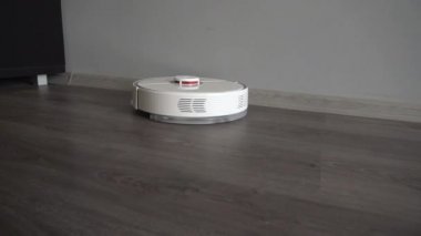 Dairede modern otonom robotik elektrikli süpürge.