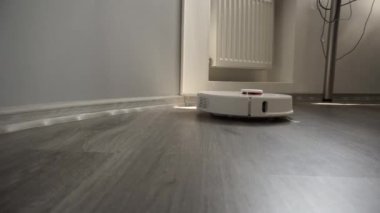 Otonom robotik elektrikli süpürge akıllı makine lamine zemin temizler.