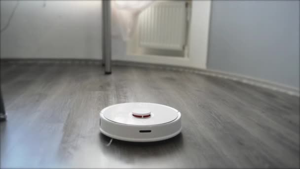 Smart Roboter Staubsauger macht die Nassreinigung des Laminatbodens. — Stockvideo