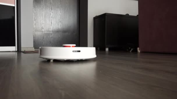 Modern multifunctional smart vacuum cleaner cleans the house. — Stock Video