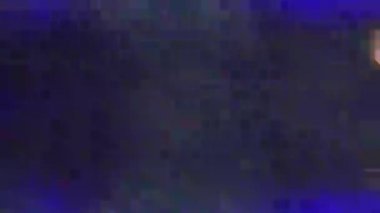 Veri aksaklığı neon fütüristik parıldayan arka planı dönüştürme. 