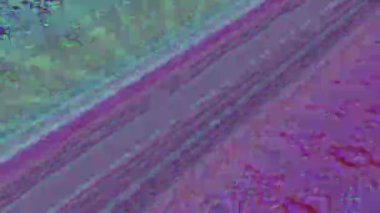 Çok renkli kötü tv taklidi ışık sızıntıları parıldayan arka plan. Kesintisiz çekim. 