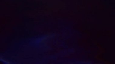  Hipnotize kötü tv taklit ışık sızdırıyor holografik arka plan. Döngülü animasyon.