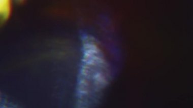 Hipnotize glitch taklit ışık sızıntıları parıldayan arka plan.