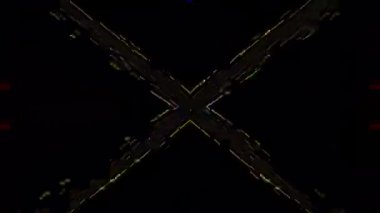 Parlak ve renkli kötü yolculuk etkisi kristal yansımaları parıldayan arka plan. 