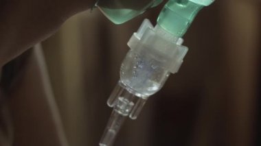 Inhaler maskesi ile inhale bronşit ile hasta genç kadın. 