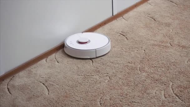 Conceito de casa inteligente. Robô robô limpador limpa o tapete na sala . — Vídeo de Stock