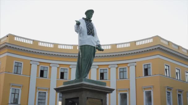 Oekraïne, Odessa-augustus 24, 2019: pan shot van het monument aan Duke de Richelieu. — Stockvideo