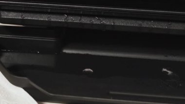 Yağ bir pastırma bir ev elektrik ızgara bir damla tepsisine akar.