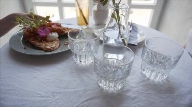 Kahvaltıda tatlı ve ekşi soslezzetli tavuk tost. 