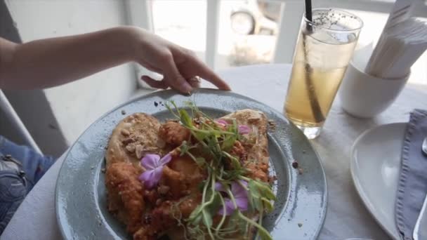 Desayuno gourmet. Tostadas de pollo en salsa agridulce con nueces y microverduras . — Vídeos de Stock