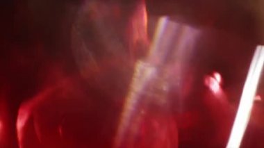 Renkli kırmızı renk geometrik siber punk moda ışıldayan arka plan. 