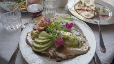 Hindi, avokado ve mikro yeşillikli büyük lezzetli tost..