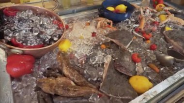 Gobies, midye, dil balığı, kral karidesler, biber, limon, domates buz tezgahında.