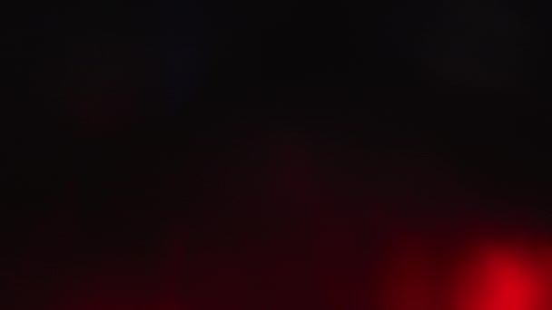 Texture arc-en-ciel bouclable. La lumière naturelle se métamorphose. Impulsions de lumière dans l'espace sombre.