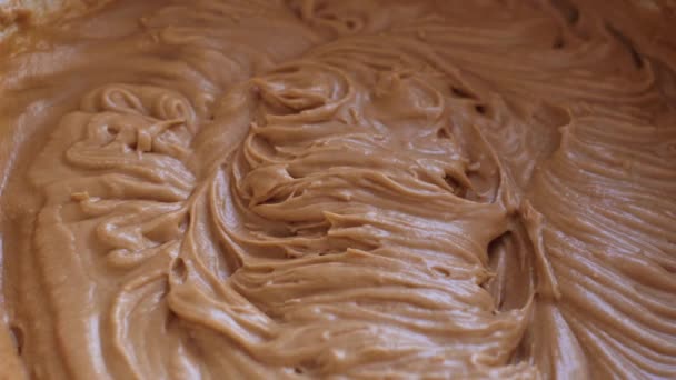 Nahaufnahme einer Kondensmilch-Buttercreme. — Stockvideo