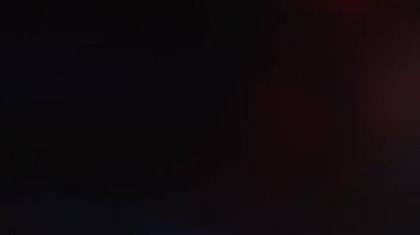 Döndürülebilir holografik mercek fişekleri. Muhteşem ışık sızıntısı. Karanlık arka planda titreşen ışığın huzuru.