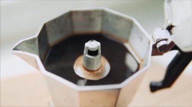 Moka-pot klasik alüminyum kahve makinesinde taze demlenmiş kahve.. 
