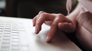Kadın eli, bilgisayarın modern dizüstü bilgisayarının özel çoklu dokunmatik el hareketleriyle oluşturduğu iz pedini kullanır..