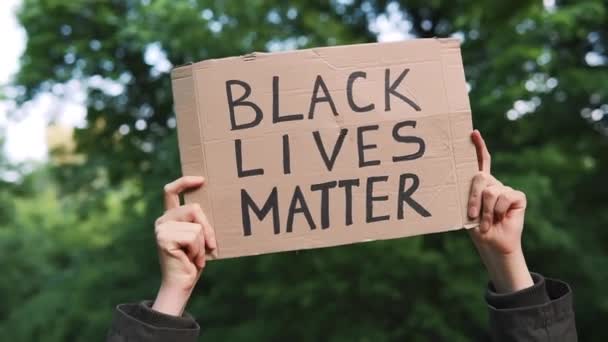 Μήνυμα Black Lives Matter γραμμένο σε χαρτόνι για την υποστήριξη διαδηλώσεων στις ΗΠΑ. — Αρχείο Βίντεο