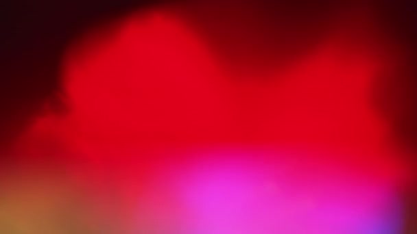 ループ状の虹色のレンズフレア。美しい光が変化する。闇の中で輝く光の平和. — ストック動画