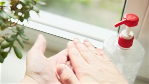 Osoba aplikující gel na bázi alkoholu pro prevenci šíření virů a čisté ruce. — Stock video