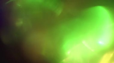 Şenlikli holografik arka plan. Güzel ışık geçişleri. Koyu arkaplanda ışık.