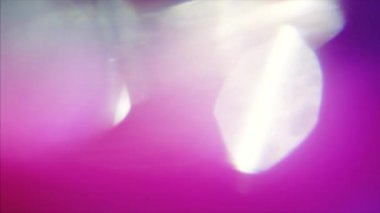 Döngülü spektral kaplama. Doğal ışık geçişleri. Işıklar kaotik bir şekilde atıyor. Hareket tasarım web projesi için kullanılabilir. 