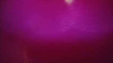 Döngülü renkli kaplama. Moda ışık başkalaşımları. Işığın huzuru karanlıkta titreşiyor. Yüksek çözünürlüklü web projesi için mükemmel. 