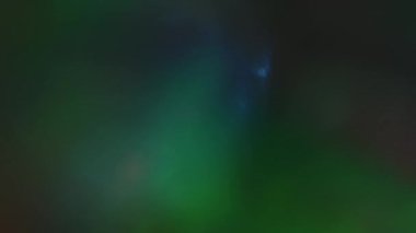 Soyut holografik mercek fişekleri. Muhteşem ışık geçişleri. Işık demetleri rastgele parlıyor. 