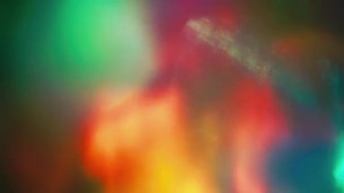 Şenlikli gökkuşağı dokusu. Güzel ışık başkalaşımları. Karanlık arka planda parlayan ışıklar. 