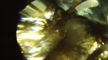 Çok renkli ışık demetleri cam yüzeyde kırılır. 