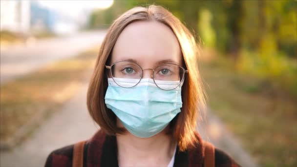 COVID-19 salgını sırasında tıbbi maske takan sisli gözlüklü bir kadının portresi.. — Stok video