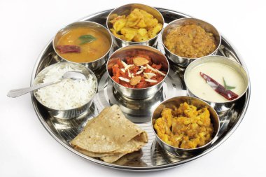 Vejetaryen yemek ile lezzetli ve sağlıklı Hint sebze gıda thali yerine getirmek.