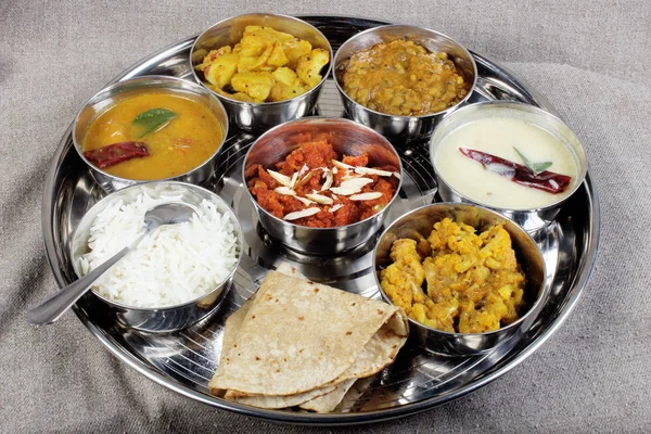 美味和健康的印度蔬菜食品塔利完成与素食餐 — 图库照片