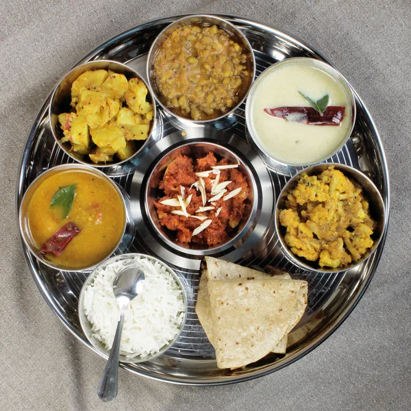 Delicious Здорової Індійські Овочі Харчування Thali Fulfill Вегетаріанське Харчування — стокове фото