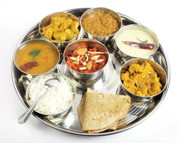 Vejetaryen yemek ile lezzetli ve sağlıklı Hint sebze gıda thali yerine getirmek.