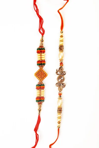 Traditionelles indisches Armband fordert Rakhi, Schwesterbänder am Handgelenk der Brüder auf der Ocassion von Rakshabandhan — Stockfoto