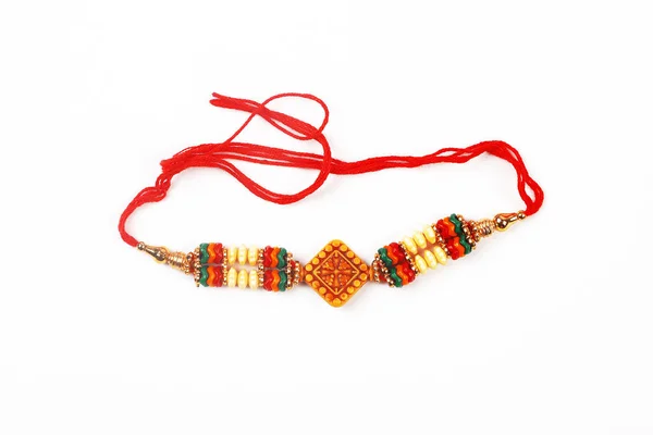 Pulsera tradicional india llama a Rakhi, Hermana ata a Hermanos Muñeca en la Ocasión de Rakshabandhan — Foto de Stock