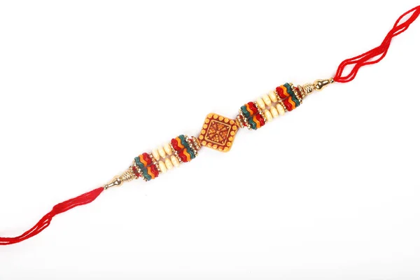 Bracciale tradizionale indiano Chiamate Rakhi, sorella lega al polso fratelli sull'Ocassione di Rakshabandhan — Foto Stock