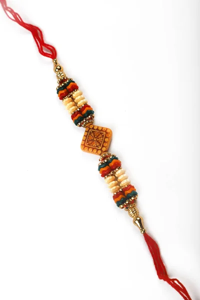 Traditionelles indisches Armband fordert Rakhi, Schwesterbänder am Handgelenk der Brüder auf der Ocassion von Rakshabandhan — Stockfoto