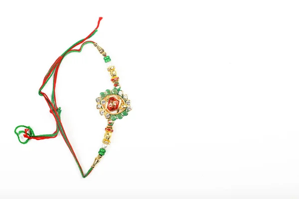 Traditionele Indiase armband gesprekken Rakhi, zuster banden op de broers pols op de Ocassion van Rakshabandhan — Stockfoto