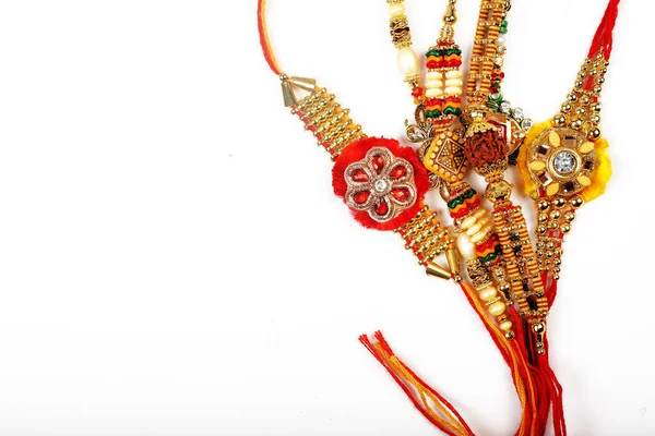 Традиційний індійський браслет закликає Рахі, сестри зв'язків на братів зап'ястя на почуття Rakshabandhan — стокове фото