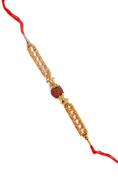 Traditionelles indisches Armband fordert Rakhi, Schwesterbänder am Handgelenk der Brüder auf der Ocassion von Rakshabandhan — Stockfoto