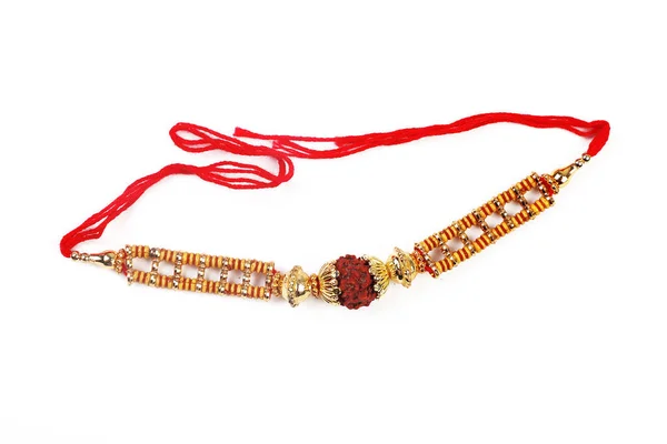 Pulsera tradicional india llama a Rakhi, Hermana ata a Hermanos Muñeca en la Ocasión de Rakshabandhan — Foto de Stock