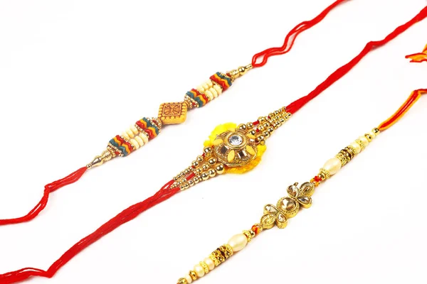 Bracciale tradizionale indiano Chiamate Rakhi, sorella lega al polso fratelli sull'Ocassione di Rakshabandhan — Foto Stock