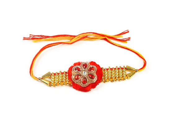 Traditionelles indisches Armband fordert Rakhi, Schwesterbänder am Handgelenk der Brüder auf der Ocassion von Rakshabandhan — Stockfoto