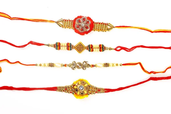 Традиционные индийские браслеты призывают Ракхи, сестринские узы на братском запястье на случай Ракшабандхана — стоковое фото